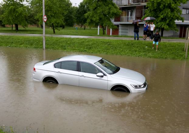 Karlovac: Obilna kiša uzrokovala probleme u prometu