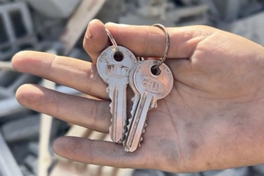 Iz ruševina Gaze nose samo ključeve: ‘To je sve što mi je ostalo od doma’