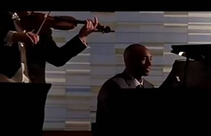 Bryant u odijelu sjeo za klavir i odsvirao 'Mjesečevu sonatu'...