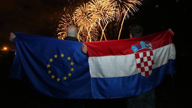 Zagreb: Slavlje povodom hrvatskog pridruživanja EU uz vatromet na festivalu na Bundeku