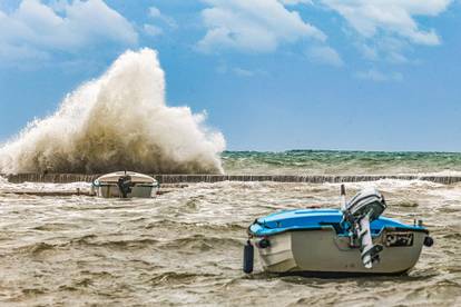 FOTO Umag pod vodom: Snažan vjetar izmamio surfere na more, šetače je 'okupao' ogroman val