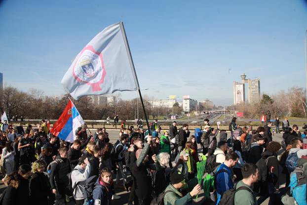 Studenti iz Beograda krenuli pješice za Novi Sad, okupili se ispred Fakulteta dramskih umjetnosti