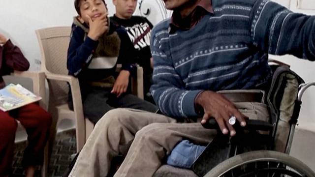 Čovjek velikog srca: U kolicima  podučava djecu iz Gaze jer si  ne mogu priuštiti profesora