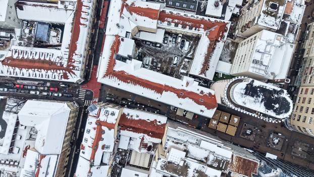 Pogled iz zraka na centar Zagreba prekriven snijegom