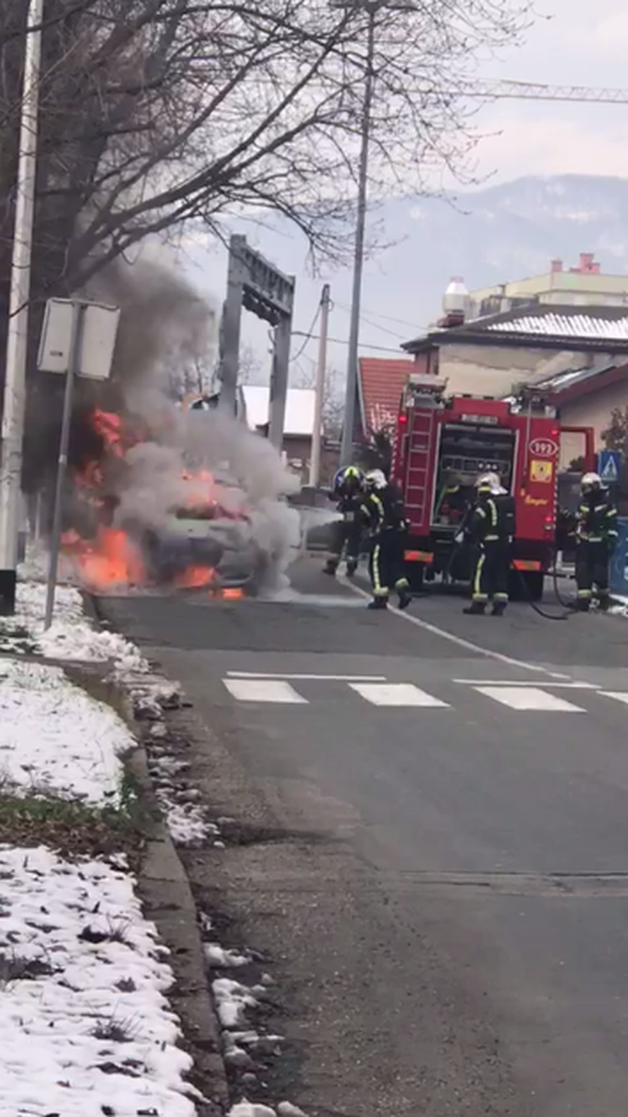 Video: Zapalio se auto u vožnji na zagrebačkim Srednjacima