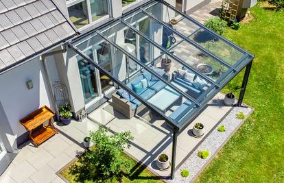 Zašto pleksiglas postaje prvi izbor za moderne terase