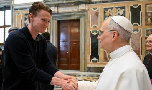 Papa Lav XIV primio igrače Napolija, oni mu poklonili dres