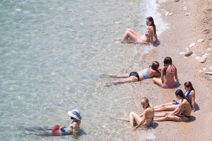 Dubrovnik: Turisti spas od vrućina potražili u moru 