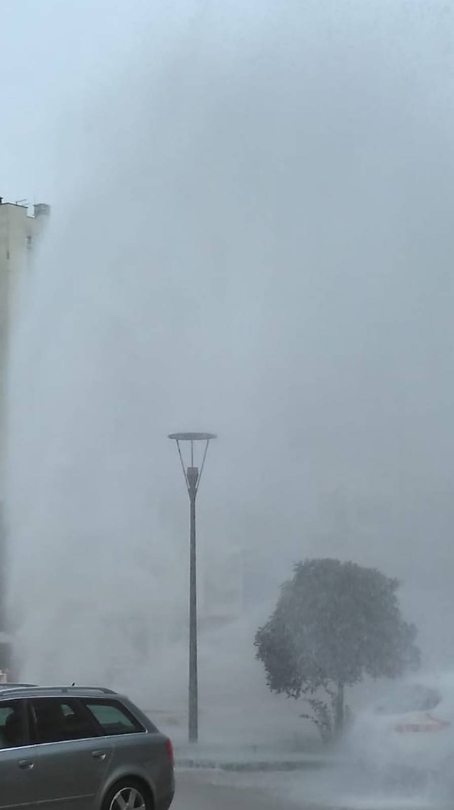 I Zadar dobio 'fontanu': Pukla cijev, poplavile ulice, liftovi...