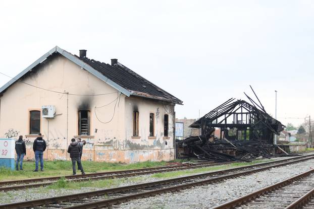 Osijek: Očevid jučerašnjeg požara na barakama uz prugu