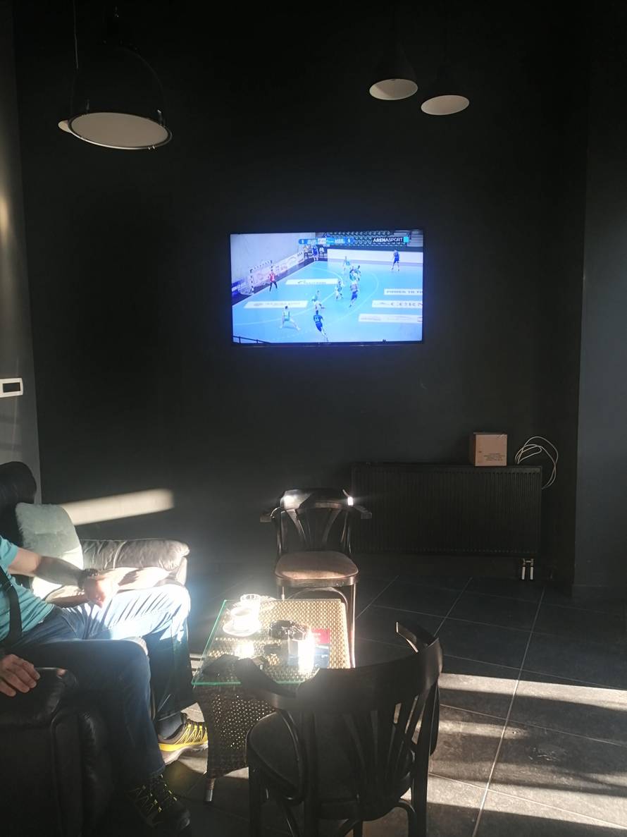 Otvorili su sve kafiće, kad ono, sunce ti poljubim, svi na terasi!