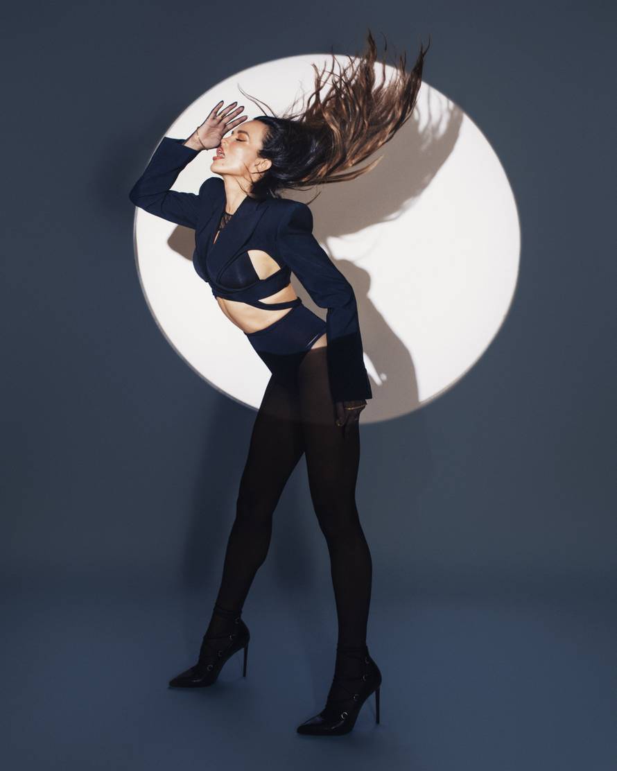 Severina najavila novi album 'Sorry'  i turneju provokativnim fotkama u čarapama i bodiju