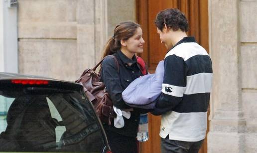 Laetitia Casta dobila k&cacute;er Athenu sa zaru&ccaron;nikom...
