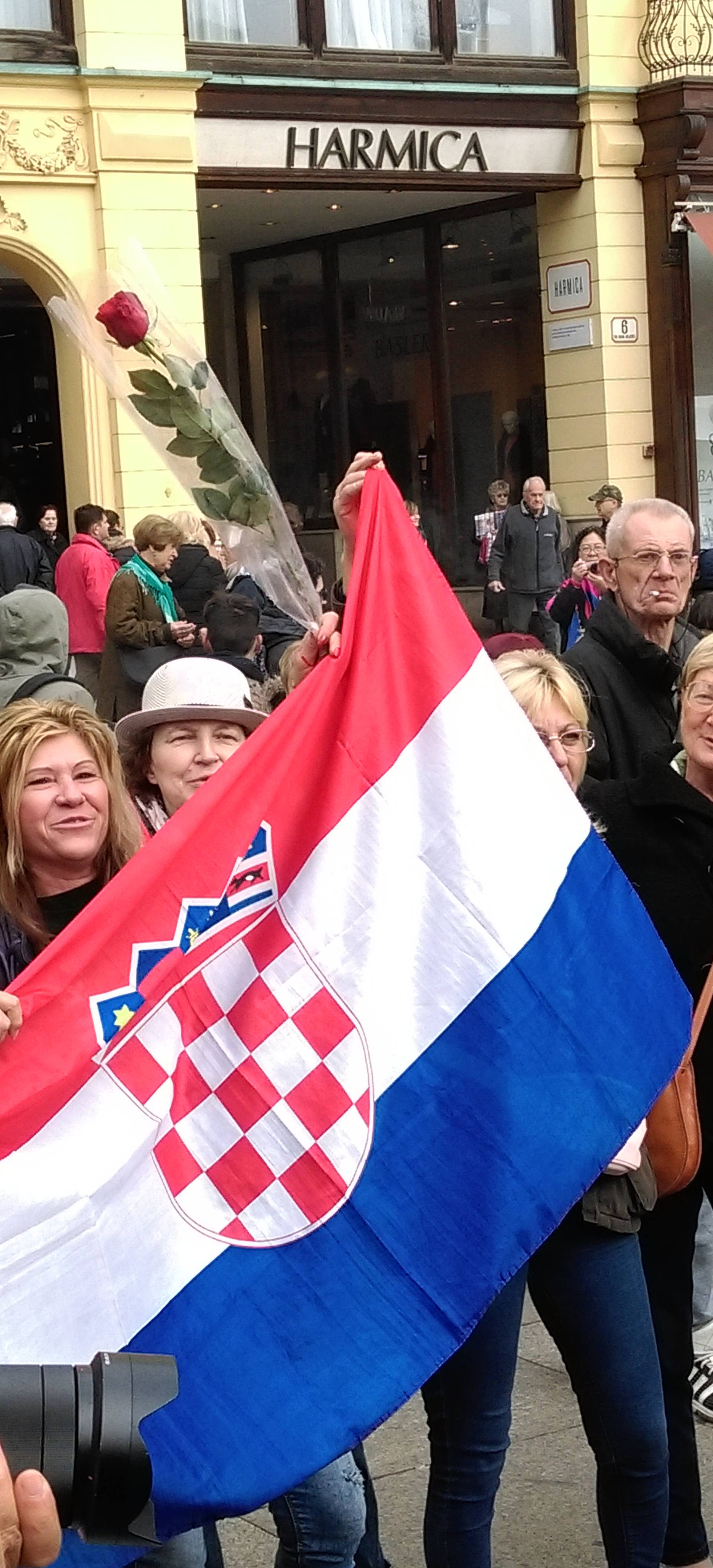 Skup potpore Hasanbegoviću: Na Trgu se okupilo stotinjak ljudi