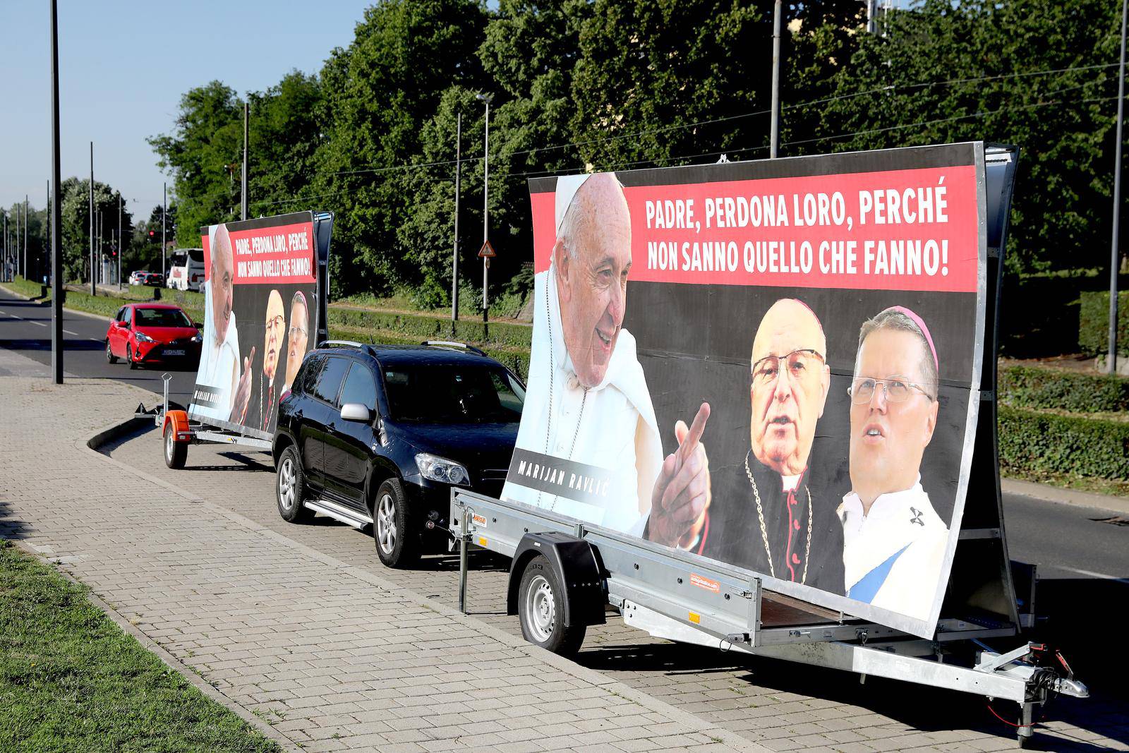 Poduzetnik jumbo plakatima prosvjeduje ispred HBK koji su mu dužni novac