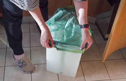 Većina ljudi na pogrešan način stavlja vrećice za smeće na kantu - postoji lakši način za to