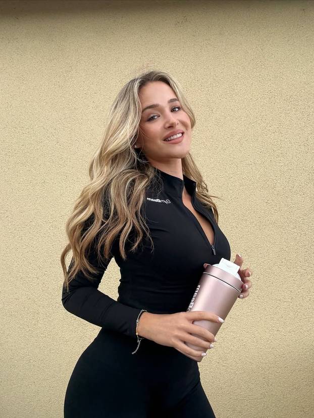 FOTO Prava bomba iz teretane: Naša fitness instruktorica blista u uskim outfitima za trening