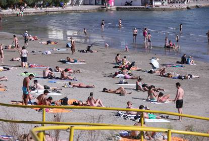 Ma kakva jesen?! Drugi je dan listopada, a plaže u Dubrovniku i Splitu nakrcane su kupačima