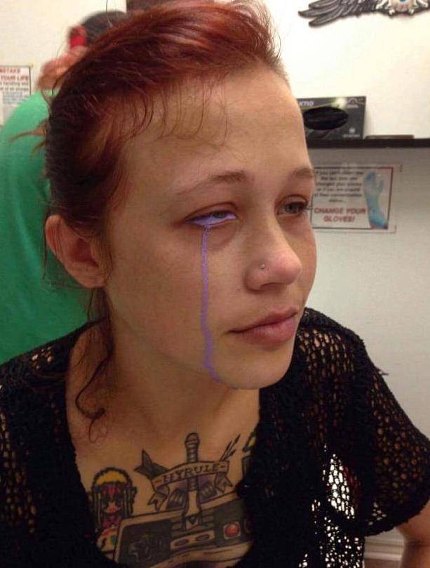 Sad joj je žao što se tetovirala: Iz oka joj curi ljubičasta tinta