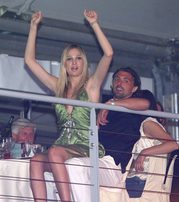 ARHIVA - Tommy Lee i atraktivne plesačice predvodili završni party na teniskom turniru 