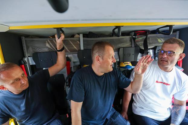 Stipe Miočić prvi se put u životu spustio niz šipku u vatrogasnoj postrojbi Zagreb