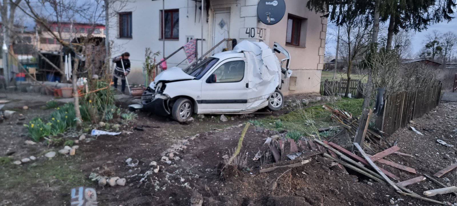FOTO Vozač u Čakovcu zaobišao rampu i preživio sudar s vlakom koji ga je odbacio u zid kuće