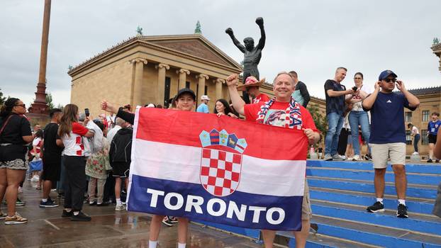SP 2026 Philadelphia: Navijači Hrvatske fotografiraju se uz spomenik Rockyju