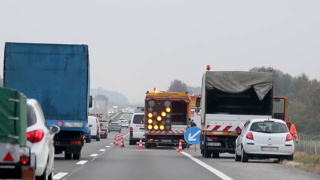 Kod Svete Helene prevrnuo se kamion, nastala velika gužva