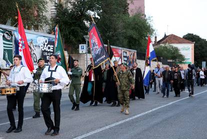 FOTO Bakljadom na šibenskom mostu odali počast poginulim braniteljima u Rujanskom ratu