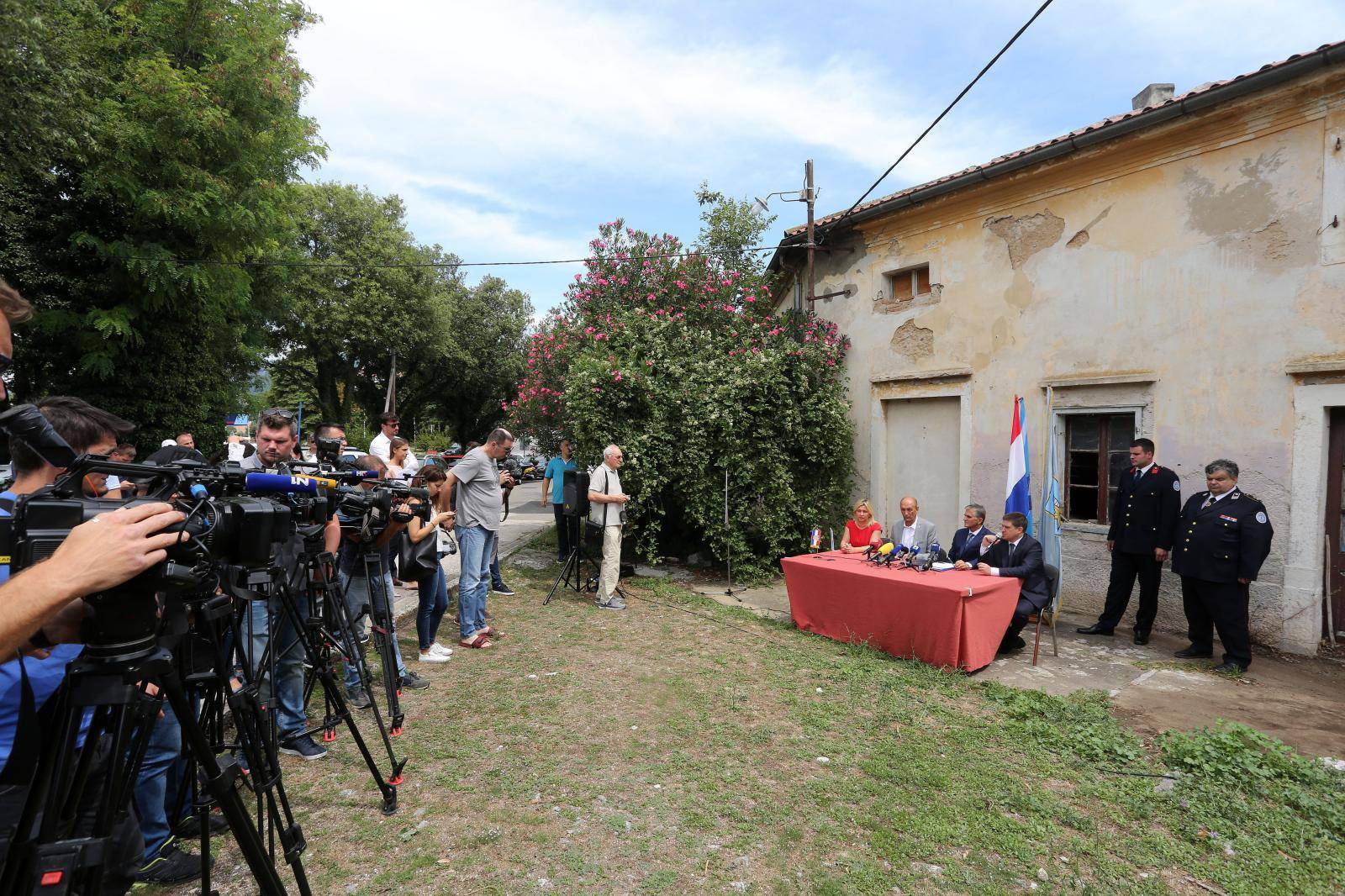 Vatrogasci zbunjeno gledali u Marića: 'Hvala mu za projekt'