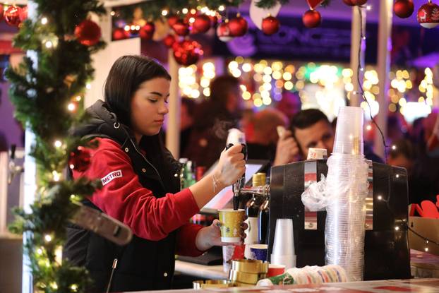 Rijeka: Započelo adventiranje na Trgu Riječke rezolucije i Koblerovom trgu
