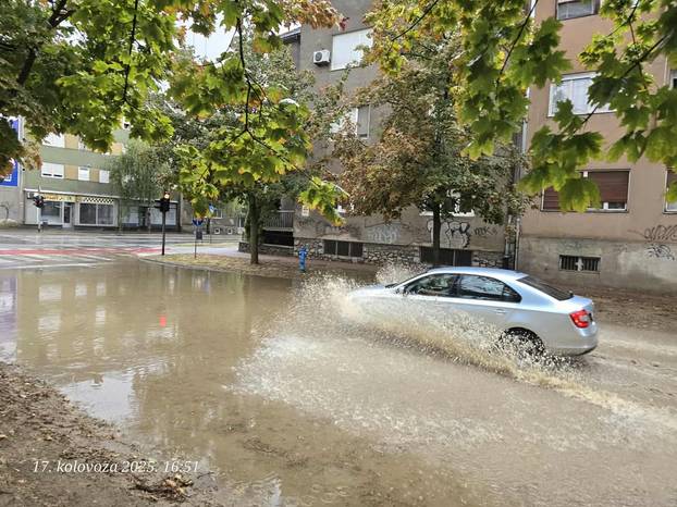 FOTO Veliko nevrijeme poharalo Osijek. Srušena stabla: Otvorilo se odjednom nebo i zemlja...