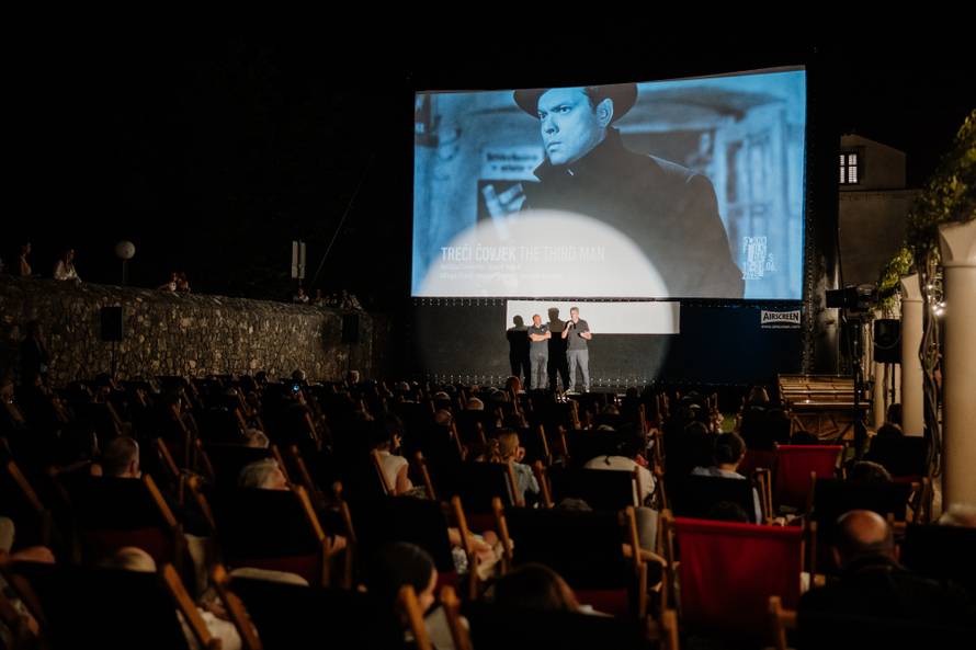 FOTO U ljetnom kinu tražila se ležaljka više: Evo kako je bilo drugog dana Slano Film Daysa