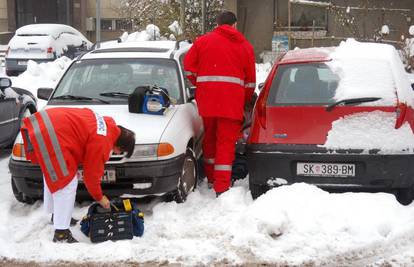 Sisak: Srčani bolesnik (86) čistio snijeg s auta i umro