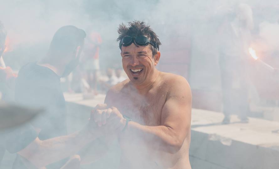 VIDEO Senzacionalni Stjepan Lukšić preplivao je 100 km oko Brača! 'Umoran, ali puna srca'