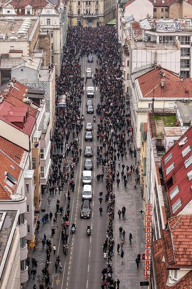 Sarajevo: Pogled iz zraka na povorku prema gradskom groblju Barama