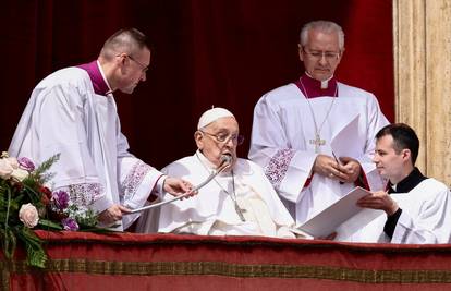 Papa Franjo se pojavio tijekom velike mise u Vatikanu i pozdravio razdragano mnoštvo