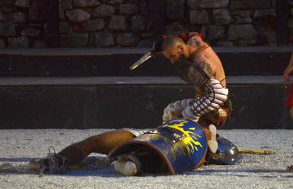 Gladijatori puni modrica i rana oduševili turiste i "Rimljane"