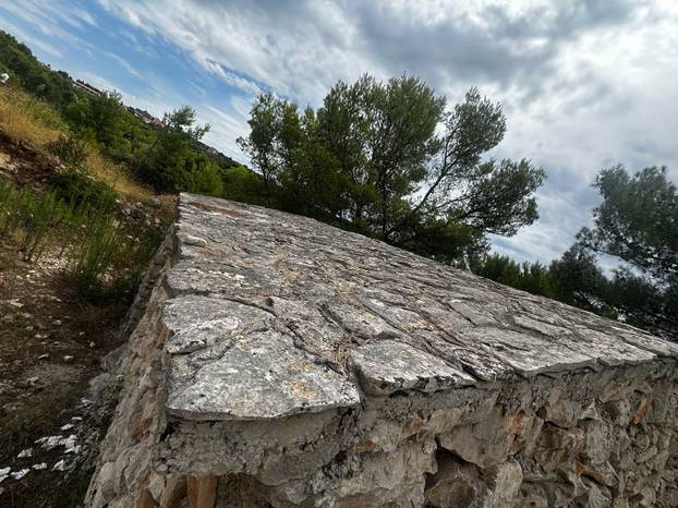 FOTO Ovu kućicu od 28 kvadrata prodaju na Murteru za 480.000 eura: 'Može zamjena za Zagreb'