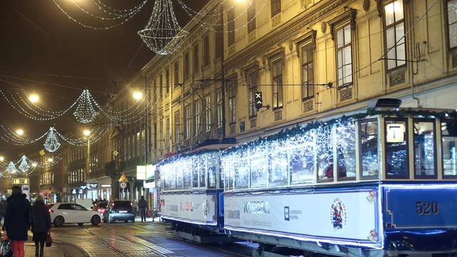 Zagreb: Advent u samom središtu grada posebno je atraktivan u ve?ernjim satima