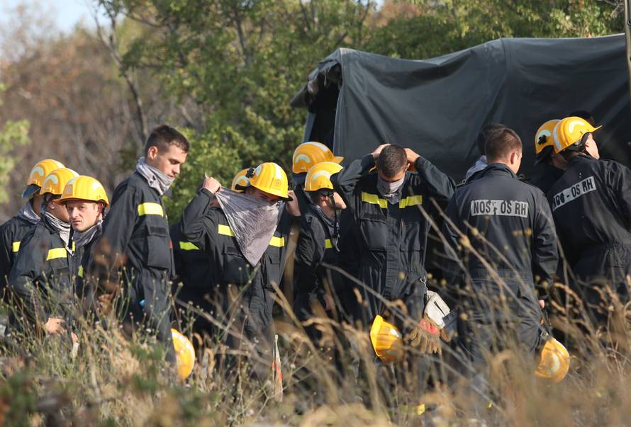 U Đevrskama obranjene kuće, ali jak vjetar i dalje nosi vatru