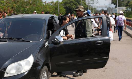 Nicolas Maduro gomila vojsku, oporba ne odustaje od pomoći