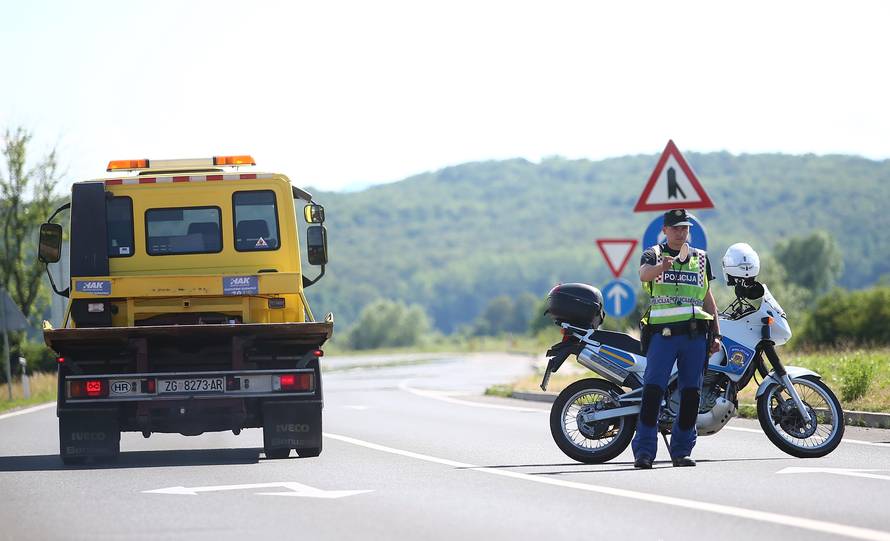 Sudarila se tri auta: Dvoje ljudi je ozlijeđeno, a jedan poginuo