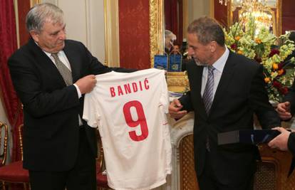Bandiću dres od predsjednika Srpskog nogometnog saveza