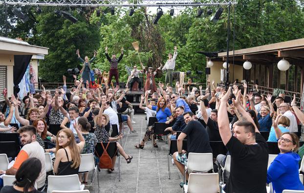 Zagreb: Predstava "Ubu Ovo Ono" u parku Ribnjak