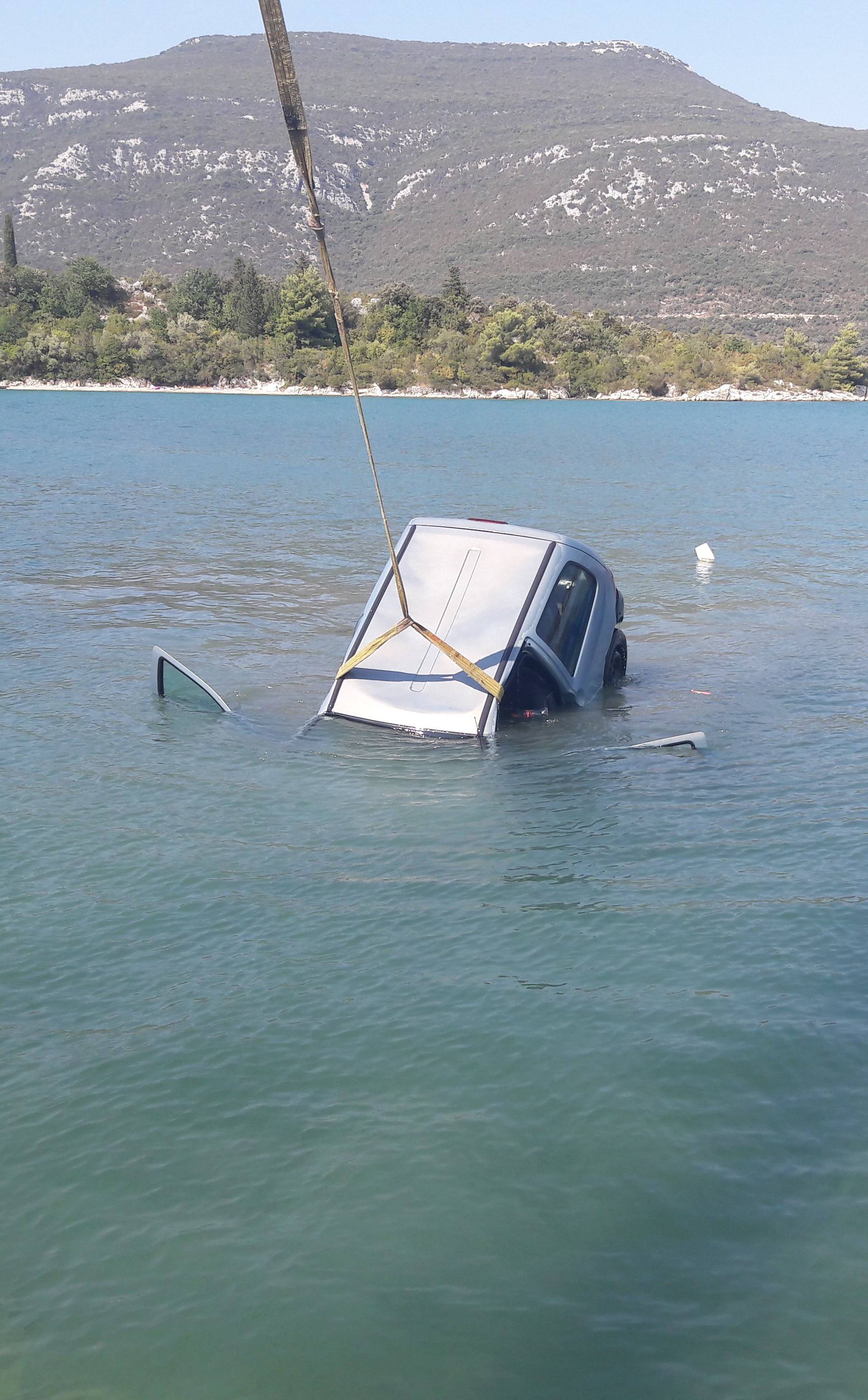 Htio betonirati uvalu: Smetao mu auto pa ga gurnuo u more