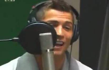 Ma ostani ti u nogometu: C. Ronaldo pokušao pjevati