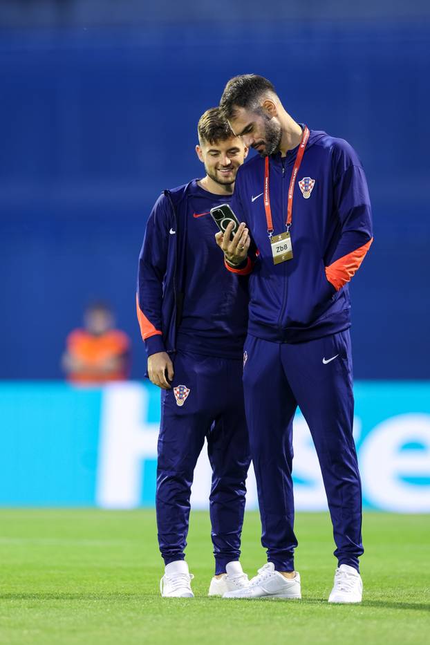 Igači u inspekciji terena  uoči početka kvalifikacijske utakmice Hrvatske i Crne Gore za Svjetsko prvenstvo