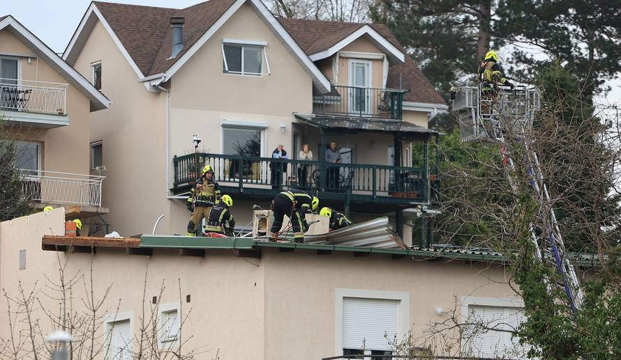 Zagreb: Vatrogasci saniraju štetu nakon oluje na krovištu stambene zgrade