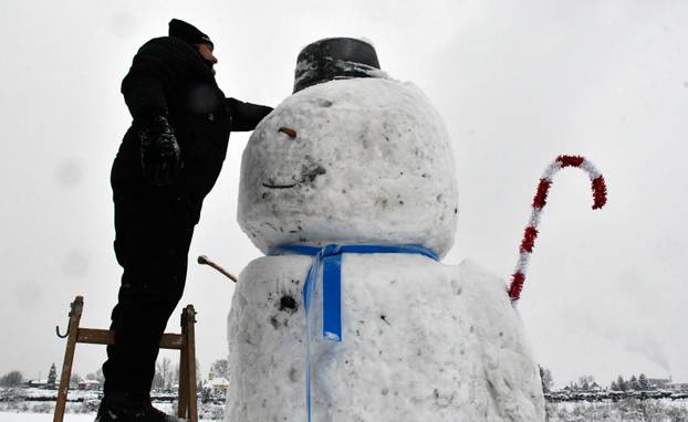 FOTO Slavonski Brod dobio ogromnog snjegovića: Visok je gotovo tri i pol metra